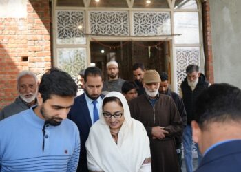 Waqf Chairperson paid obeisance at Bara Sadaat Shrine at Teilbal Srinagar on Annual Urs