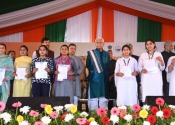 “Border Villages Are Nation’s First Line of Defence, Must Get Top Priority”: LG Sinha in Makwal