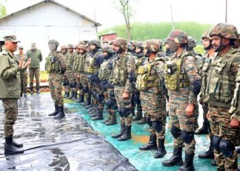 GOC Northern Command Reviews Operational Readiness in North Kashmir, Praises Troops