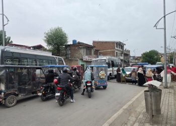 Water Crisis Sparks Protest in Batmaloo; Women Block Main Road at Mir Abad