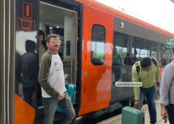 Historic Rail Link Strengthened as Vande Bharat Reaches Srinagar; Passengers Call Journey ‘Life-Changing’