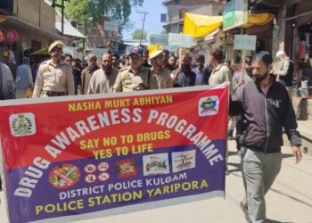 Kulgam Police Lead Anti-Drug Rally in Yaripora, Youth Urged to Choose Healthy Future