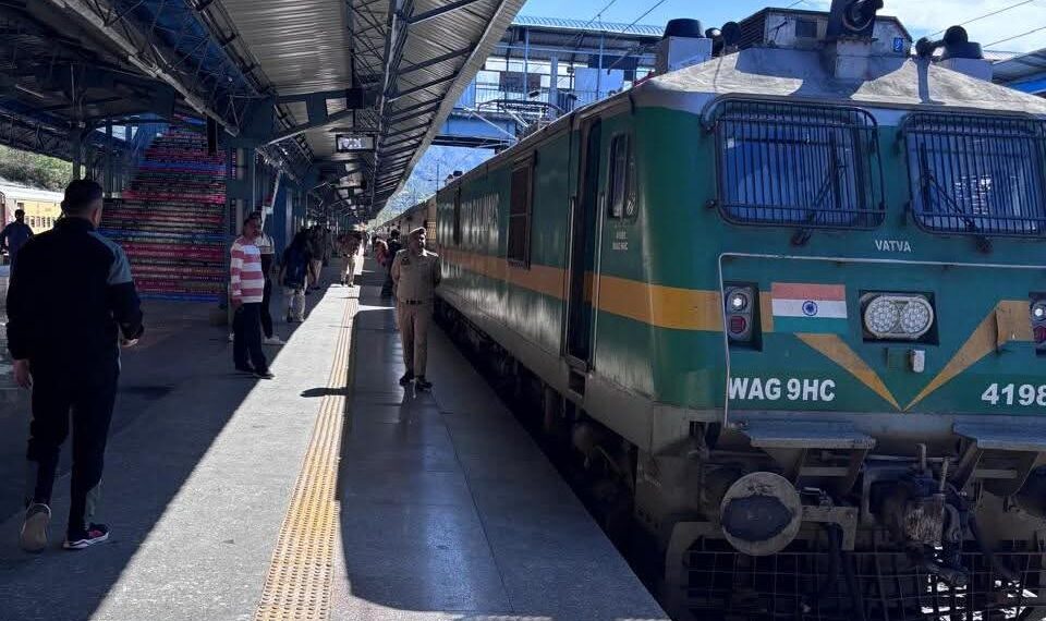 उत्तर रेलवे ने कटरा–बनिहाल के बीच विशेष अनारक्षित ट्रेन सेवा का सफल संचालन किया