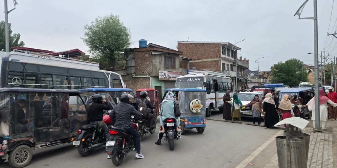 Water Crisis Sparks Protest in Batmaloo; Women Block Main Road at Mir Abad