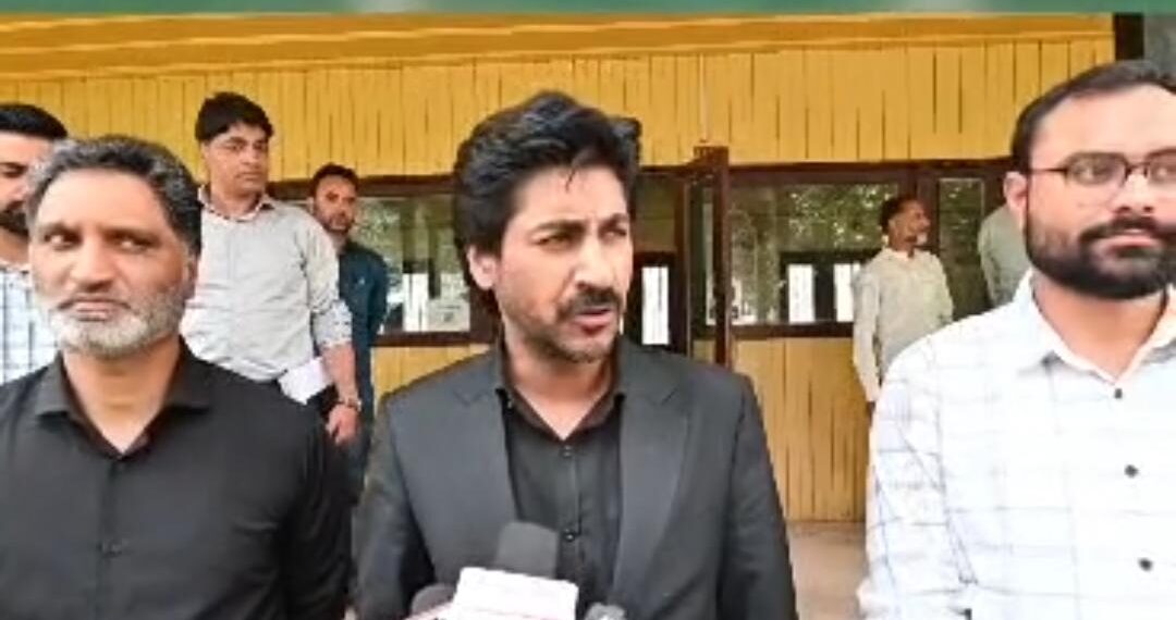 DC Baramulla Visits Uri; Reviews Vibrant Village Programme