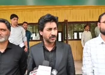 DC Baramulla Visits Uri; Reviews Vibrant Village Programme