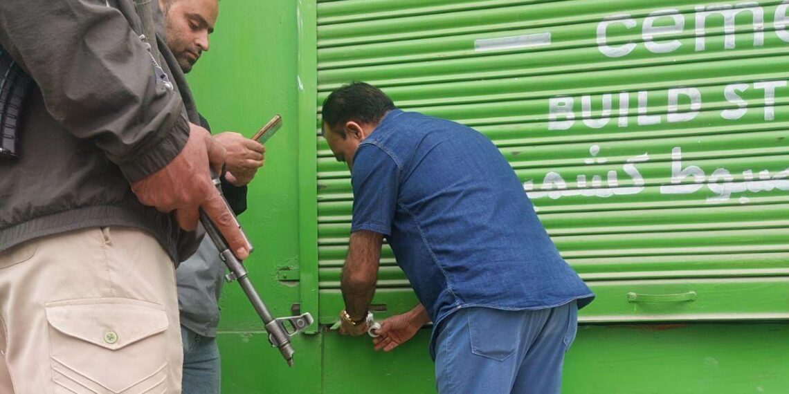 Srinagar Police Cracks Down Medical Shops; Seals Medical Shop at SK Bagh In Non-compliance of Valid License