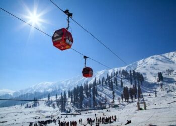 Tourists Stranded Mid-Air After Major Technical Fault Hits Gulmarg Gondola