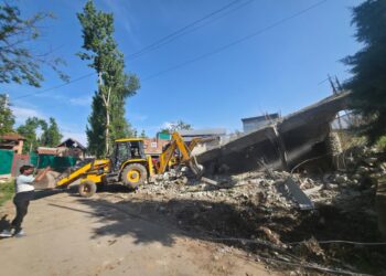Kulgam Police Demolish Drug Peddler’s Property in Yaripora, Intensify Crackdown on Narcotics Network