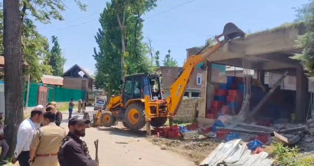 Kulgam Police Intensify Anti-Drug Offensive, Illicit Property of Peddler Razed in Yaripora