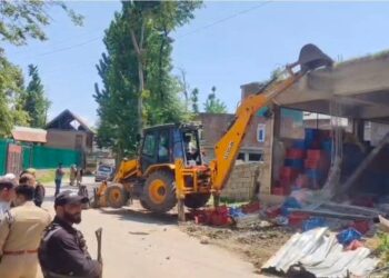 Kulgam Police Intensify Anti-Drug Offensive, Illicit Property of Peddler Razed in Yaripora
