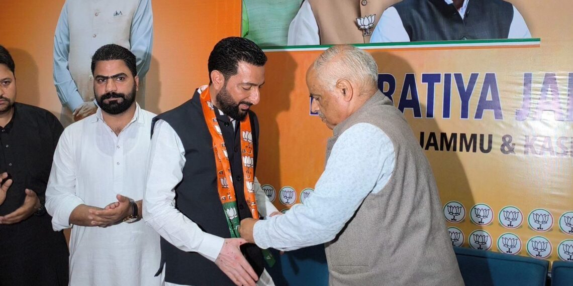 Civil Society Chairman Fayaz Ahmad Dar Joins BJP Along With Supporters in Srinagar