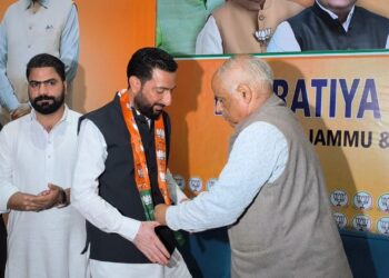 Civil Society Chairman Fayaz Ahmad Dar Joins BJP Along With Supporters in Srinagar