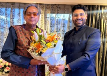 Adv. Maroof Khan Calls on Dr. Shashi Tharoor in Srinagar