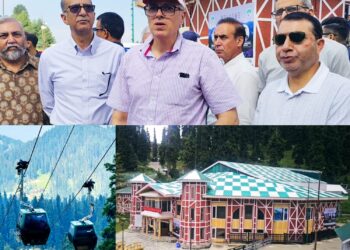 Gulmarg Gondola Reopens After Month-Long Shutdown; CM Omar Rewards Rescue Heroes, Grants Jobs to Six Workers