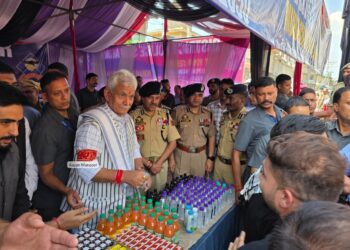 LG Manoj Sinha Joins Main Youm-e-Ashura Procession in Zadibal, Offers Chadar to Zuljinah; Distributes Refreshments