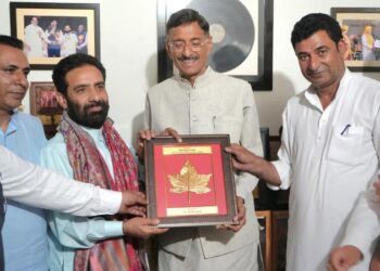 MoS Defence Sanjay Seth Honours Veteran Litterateur Dr Satish Vimal in Srinagar