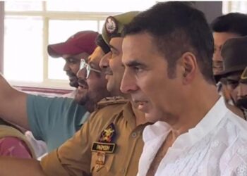 Bollywood Star Akshay Kumar Offers Prayers at Shri Mata Vaishno Devi Shrine
