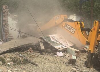 Anantnag Admin Demolishes Drug-Linked Illegal Structure on State Land Under Nasha Mukt J&K Drive
