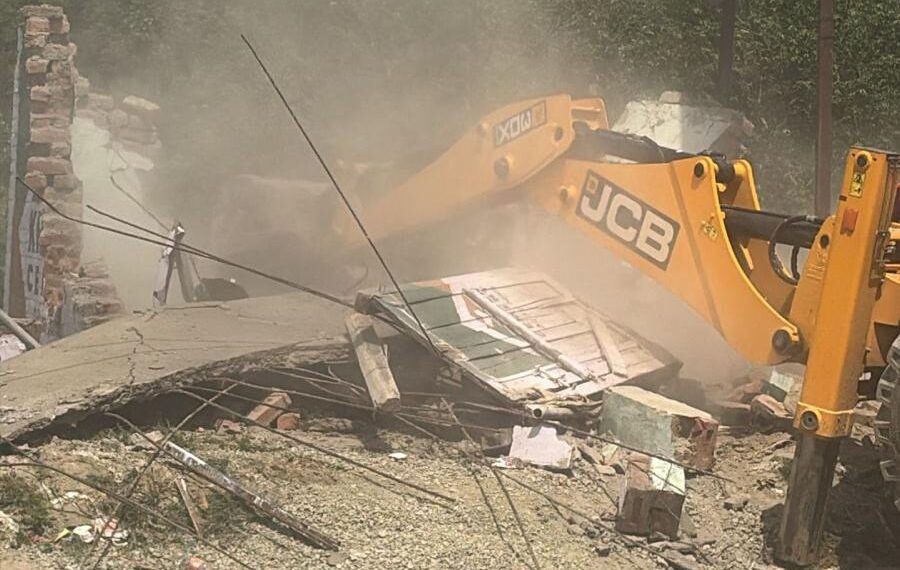 Anantnag Admin Demolishes Drug-Linked Illegal Structure on State Land Under Nasha Mukt J&K Drive