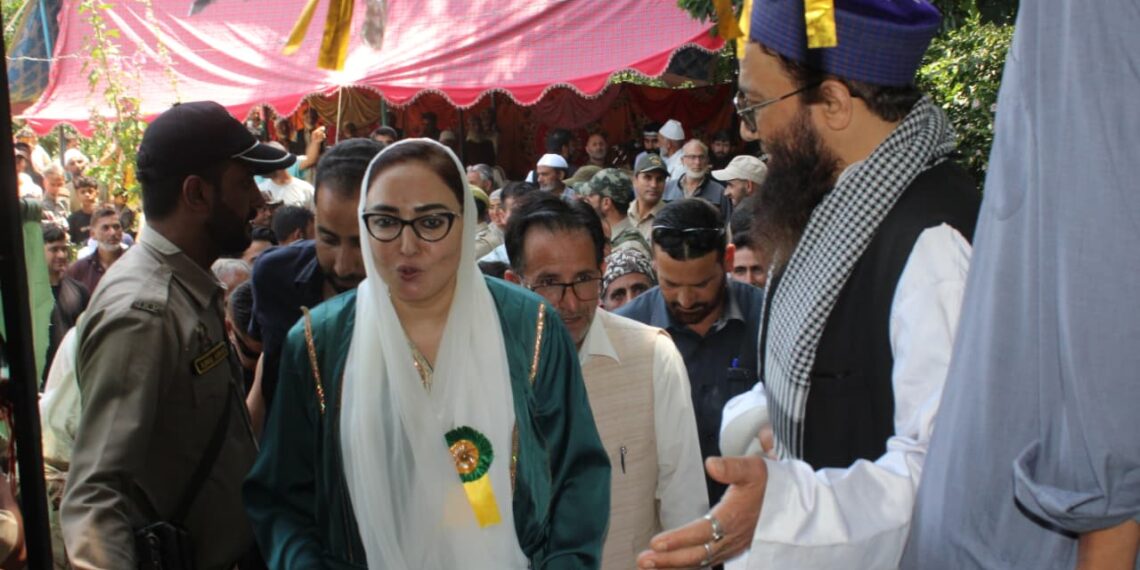 Waqf Board Chairperson Visits Aasar-e-Sharif Peth Makhama, Baba Latifuddin Rishi Shrine; Reviews Facilities