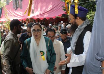 Waqf Board Chairperson Visits Aasar-e-Sharif Peth Makhama, Baba Latifuddin Rishi Shrine; Reviews Facilities