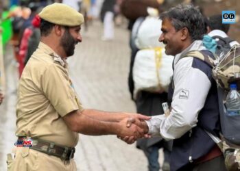 Anantnag Police Braves Heavy Rain to Assist Amarnath Pilgrims