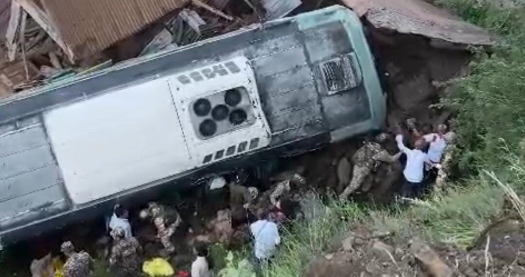 39 Amarnath Yatris Injured in Gund Ganderbal Bus Accident; LG Manoj Sinha Reviews Situation