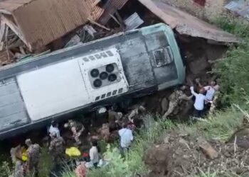 39 Amarnath Yatris Injured in Gund Ganderbal Bus Accident; LG Manoj Sinha Reviews Situation