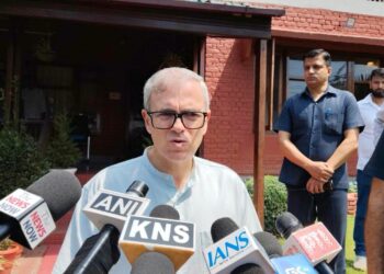 ‘One Stand Here, Another in Delhi’: CM Omar Slams Mehbooba Mufti Over Jantar Mantar Remarks