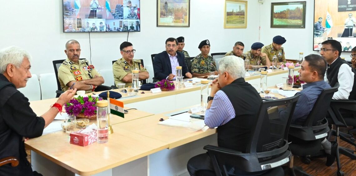 LG Sinha Reviews Amarnath Yatra, Urges Pilgrims to Travel Only on Valid Registration Dates
