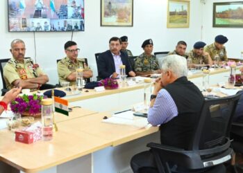 LG Sinha Reviews Amarnath Yatra, Urges Pilgrims to Travel Only on Valid Registration Dates
