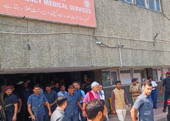 LG Manoj Sinha Visits SKIMS to Meet Injured Amarnath Pilgrims, Reviews Treatment