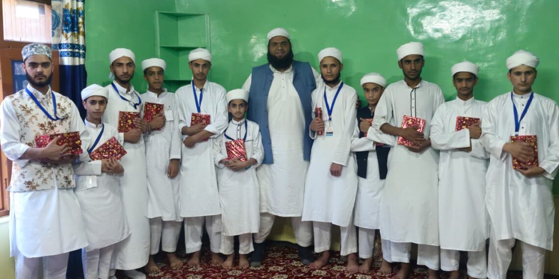 Grand Religious Congregation Held at Madrasa Madina-tul-Uloom Nawa Gabra; Huffaz and Aalims Honoured with Dastarbandi