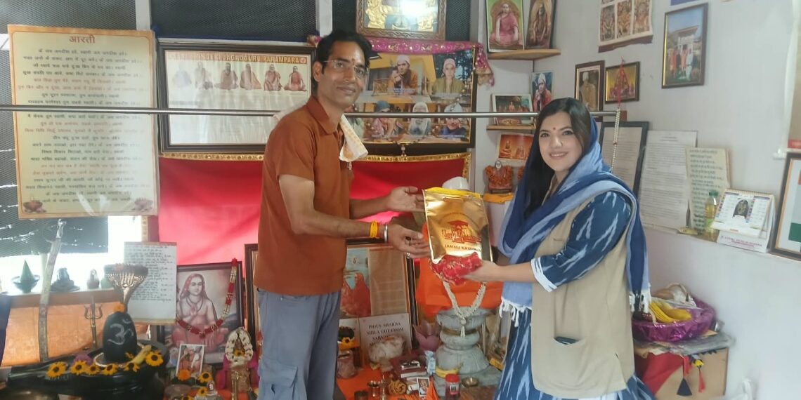 MLA Devyani Rana Visits Sharda Temple at LoC Teetwal, Calls for Reopening of Sharda Peeth Yatra