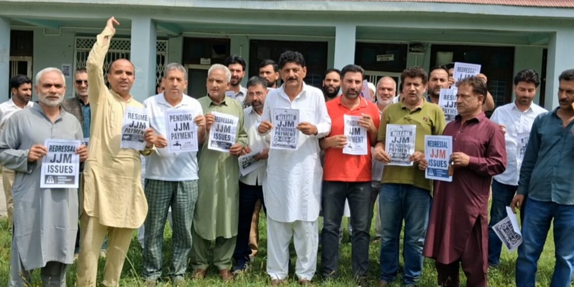 JJM Contractors Protest Over Pending Bills, Lock Jal Shakti Division Office in Qazigund