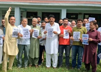 JJM Contractors Protest Over Pending Bills, Lock Jal Shakti Division Office in Qazigund