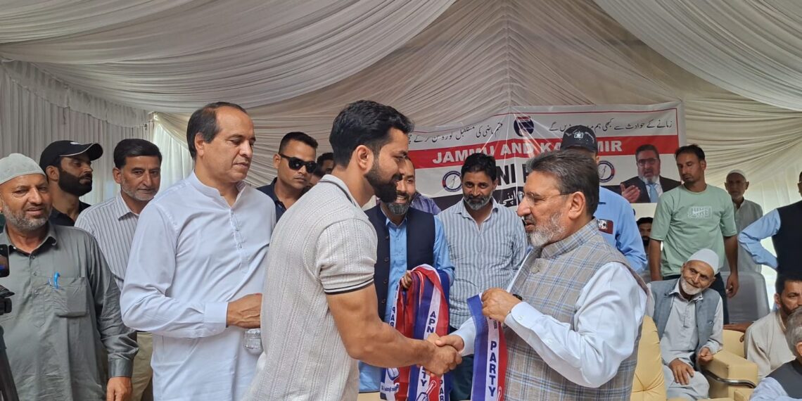 Thousands Attend Apni Party Workers’ Convention in Hajin; Altaf Bukhari Reaffirms Demand for Restoration of Statehood