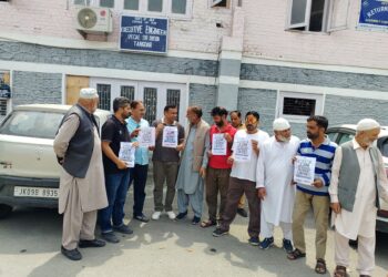 Jal Jeevan Mission Contractors Stage Protest in Karnah Over Long-Pending Bills, Warn of Intensified Agitation
