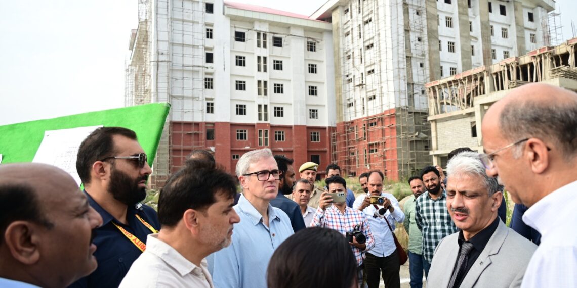 CM Omar Takes Early-Morning Stock of Srinagar Projects, Pushes for Decongestion and Faster Delivery