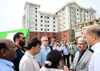 CM Omar Takes Early-Morning Stock of Srinagar Projects, Pushes for Decongestion and Faster Delivery