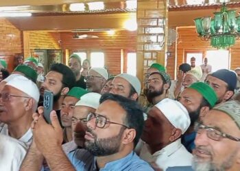 Hundreds Attend Holy Relic Display at Khushaal Sahib, Khanyar