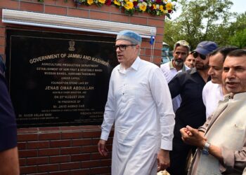 CM lays foundation stone for Fruit & Vegetable Mandi at Wussan Bangil, Tangmarg
