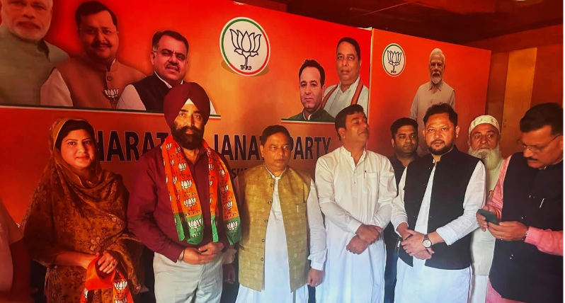 Retired DySP Dara Singh joins BJP along with supporters at Srinagar.