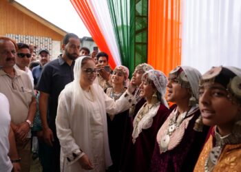 Waqf Board Celebrates Independence Day with Grandeur at Srinagar; Dr Darakhshan hoists National Flag
