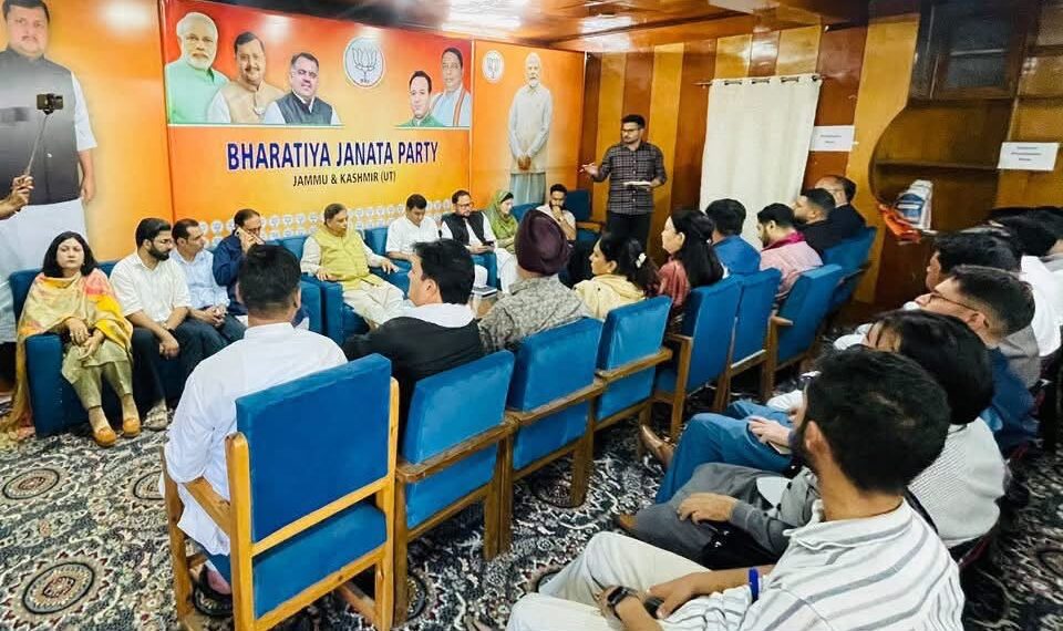 Sat Sharma Reviews Seva Sankalp Abhiyan, Calls for Stronger BJP Grassroots Presence in Kashmir