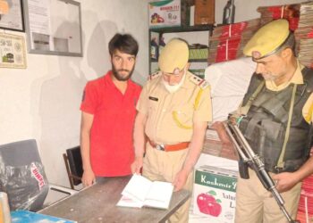 Kulgam Police Conducts Verification of SIM Vendors in Yaripora, Behibagh