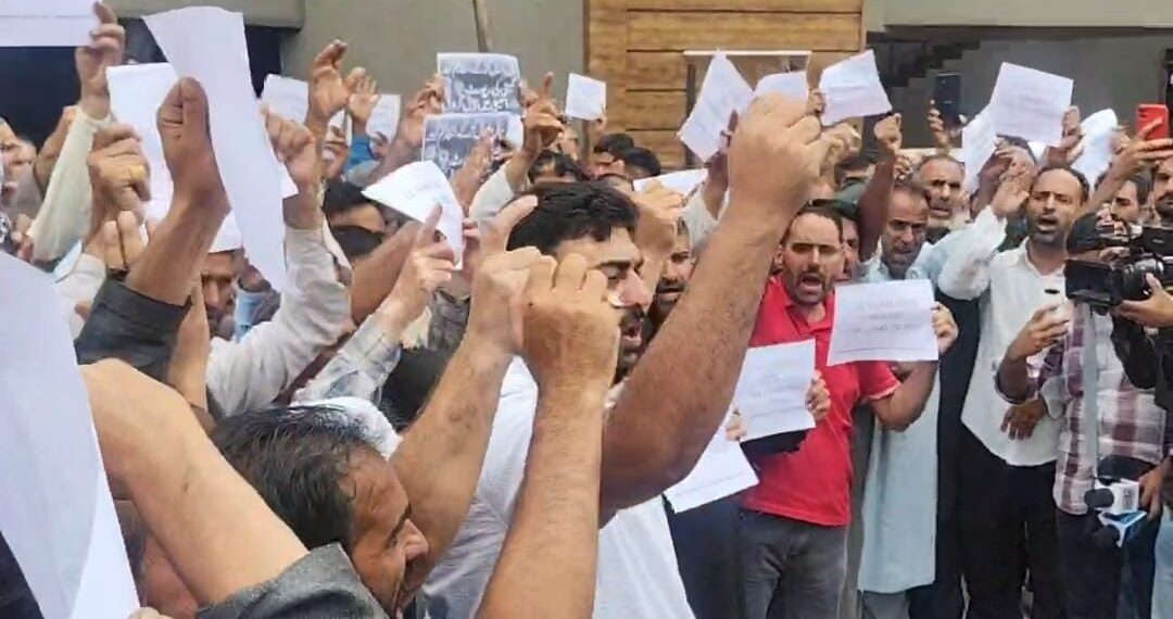 Daily Wagers Protest in Srinagar, Demand Time-Bound Regularisation