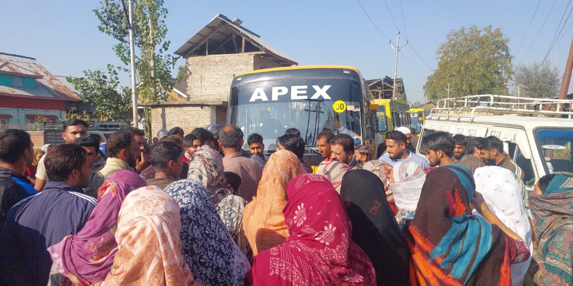 Water Shortage Sparks Protest in Rashidabad Bomai, Residents Block Bandipora-Kupwara Road