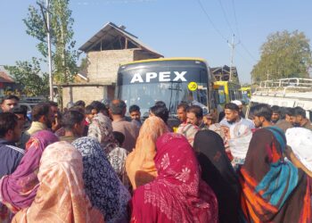 Water Shortage Sparks Protest in Rashidabad Bomai, Residents Block Bandipora-Kupwara Road